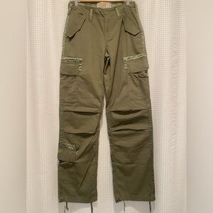 Abercrombie & Fitch women’s pants 2000s Utility Cargo Olive Green/Size (26)US 2